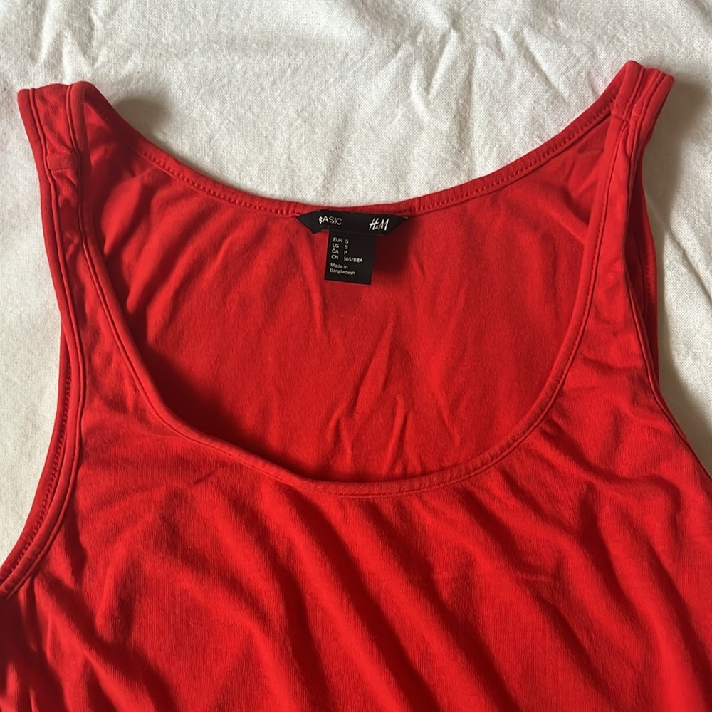 Red basic tank top - Picture 3 of 3